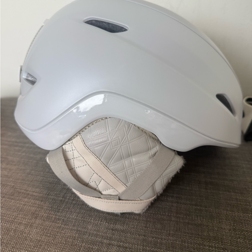 Giro Matte White Womens Ski/Snowboard Helmet - Picture 2 of 5